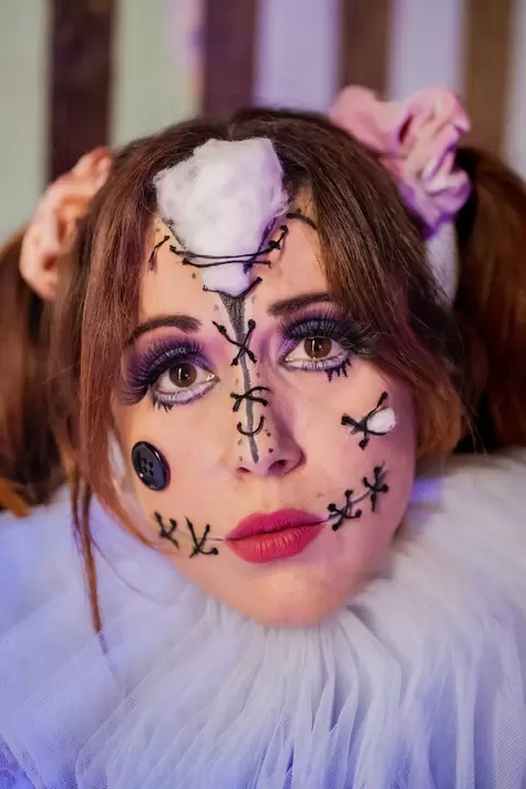 Primo piano di una bambola di porcellana con trucco cucito