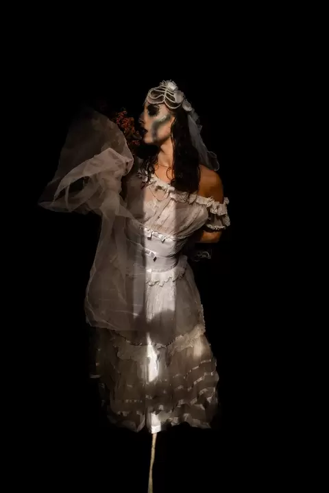 Sposa fantasma con velo nel buio