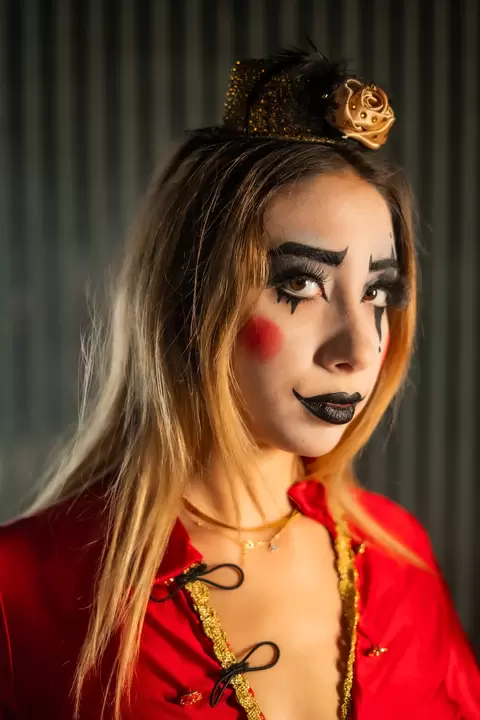 Clown in giacca rossa con trucco a lacrime