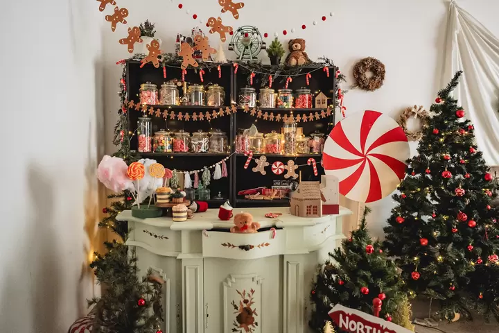Dettaglio della scenografia: vetrina di dolci natalizi
