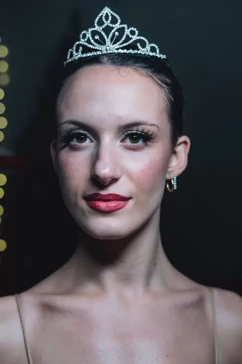Ritratto di una ballerina con diadema